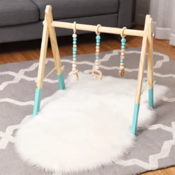 Baby Gym Babyspielgerät Spieltrapez Spielbogen Holzspielzeug Aktivitätszentrum mit 3 Kinderspielzeugen