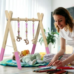 Baby Gym Babyspielgerät Spieltrapez Spielbogen Holzspielzeug Aktivitätszentrum mit 3 Kinderspielzeugen