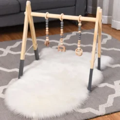 Baby Gym Babyspielgerät Spieltrapez Spielbogen Holzspielzeug Aktivitätszentrum mit 3 Kinderspielzeugen