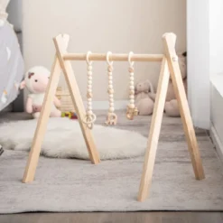 Baby Gym Babyspielgerät Spieltrapez Spielbogen Holzspielzeug Aktivitätszentrum mit 3 Kinderspielzeugen