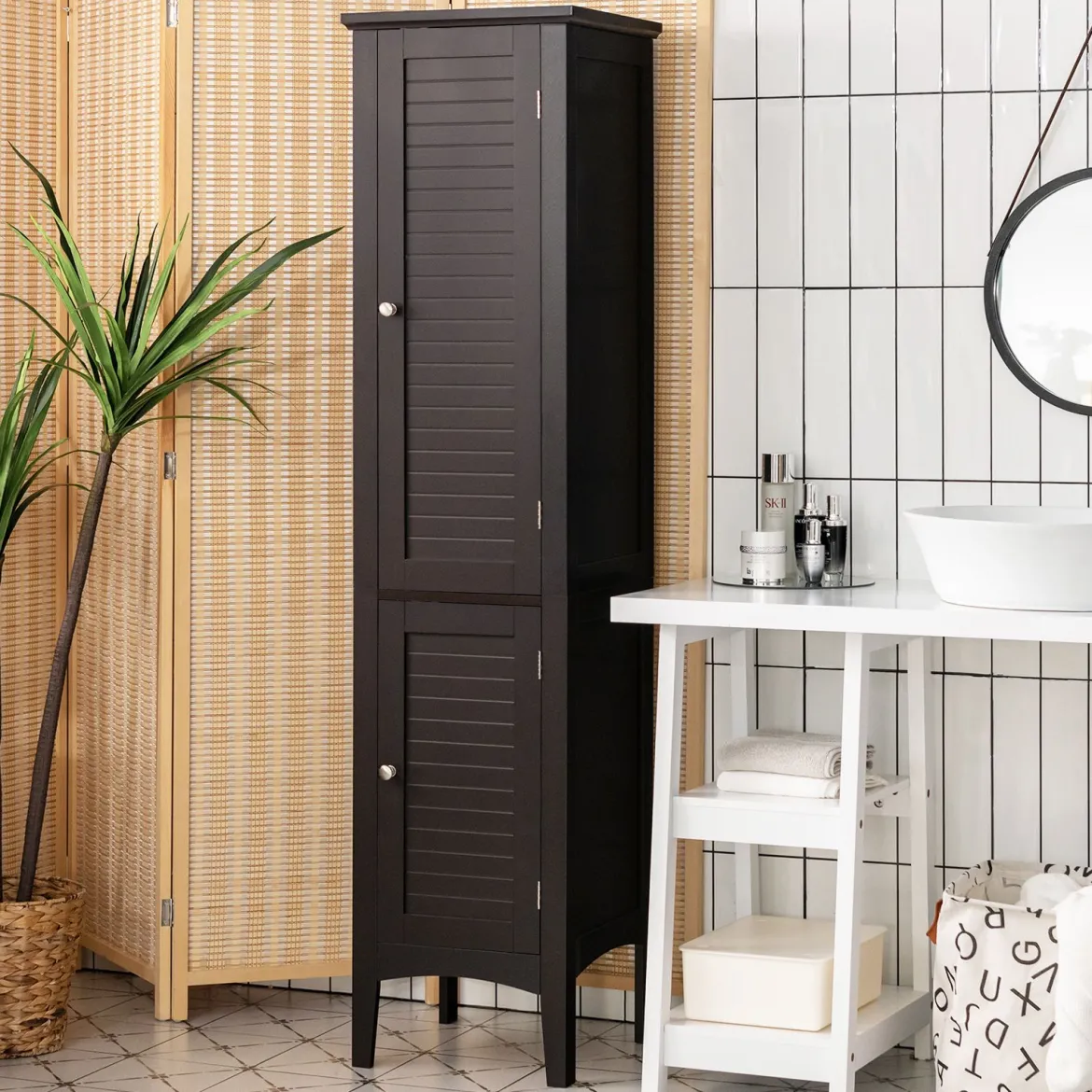 Badezimmerschrank mit 5 Fächern & 2 Lamellentür & Regalen & Kippsicherung Schmaler Hochschrank