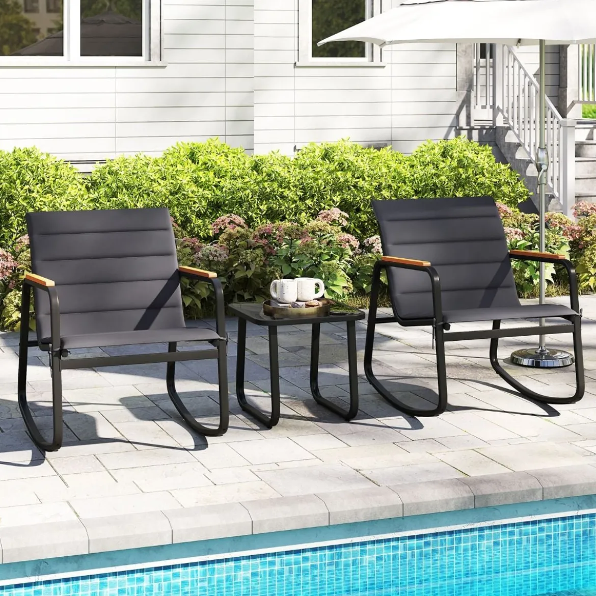 Balkonmöbel Set Gartenmöbel Set 2 Schaukelstühlen mit Tisch und Kissen Armlehnen aus WPC Grau
