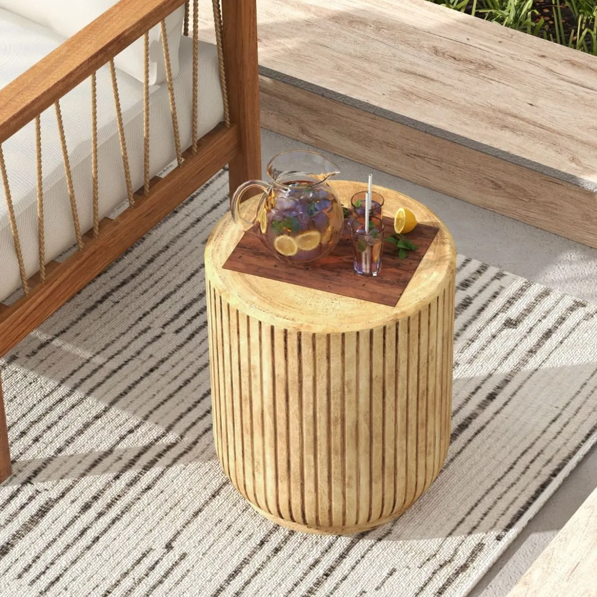 Baumstumpfförmiger Beistelltisch für den Außenbereich 43 cm hoher holzähnlicher Terrassenhocker Natur