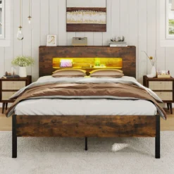 Bettgestell mit LED-Lichtern Industrielles Plattformbett mit Stauraum-Kopfteil 200 x 140 cm Rustikales Braun