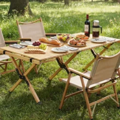 Campingtisch Klappbar Picknicktisch aus Holz mit Aufrollbarer Tischplatte Tragbarer Klapptisch Kaffee/Natur