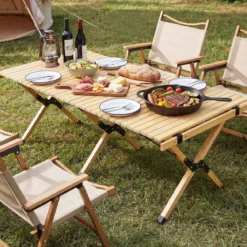 Campingtisch Klappbar Picknicktisch aus Holz mit Aufrollbarer Tischplatte Tragbarer Klapptisch Kaffee/Natur