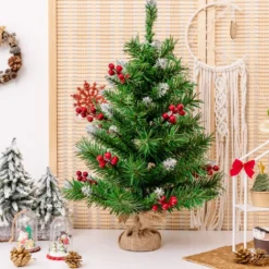 60 cm hoher Tisch-Weihnachtsbaum Realistischer Christbaum mit PVC-Zweigen und Beeren Grün