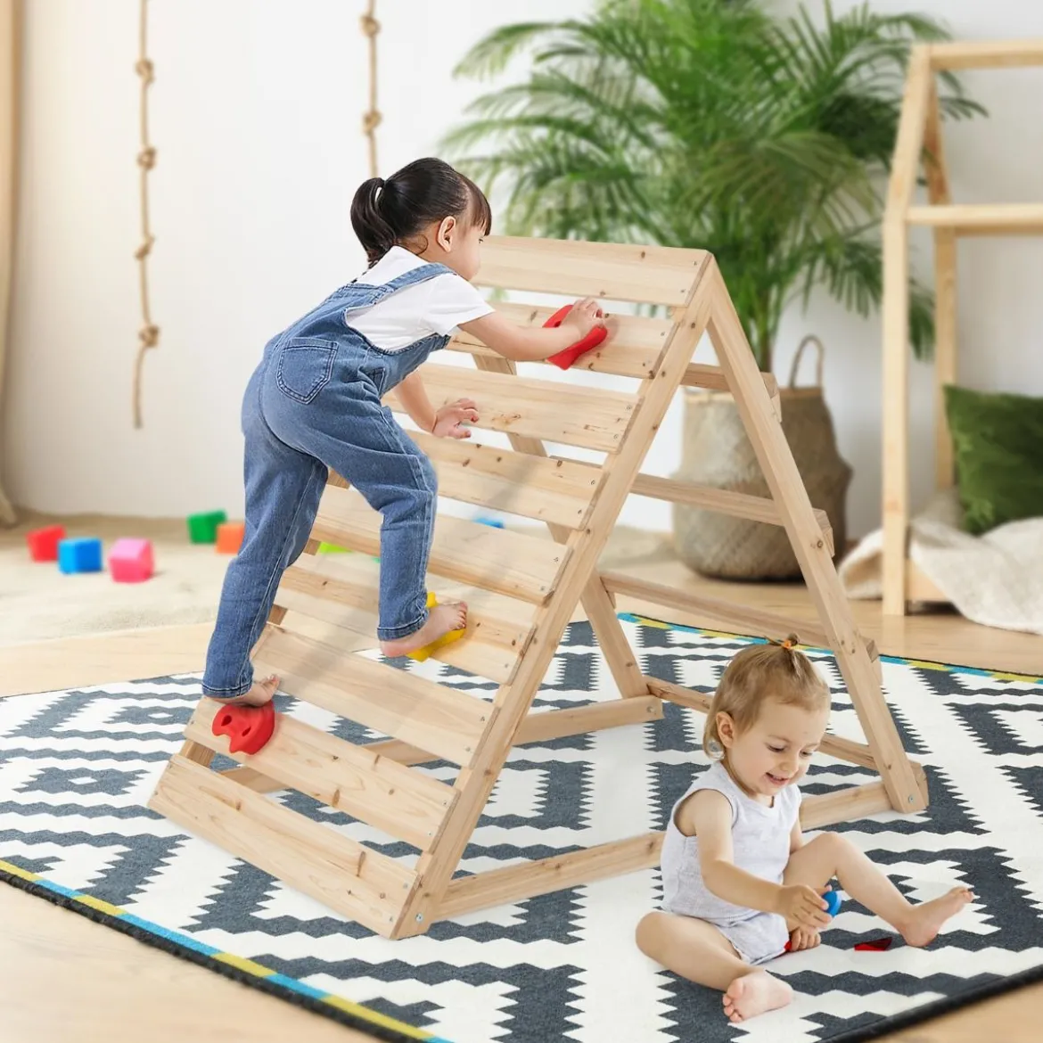 Doppelseitiges Kletterdreieck hölzernes Kletterspielzeug mit Kletterfelsen und Kletterleitern 112 x 70 x 96 cm Natur