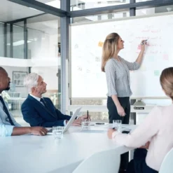 Doppelseitiges magnetisches mobiles Whiteboard verstellbaretrocken abwischbare Tafel auf Rädern Weiß