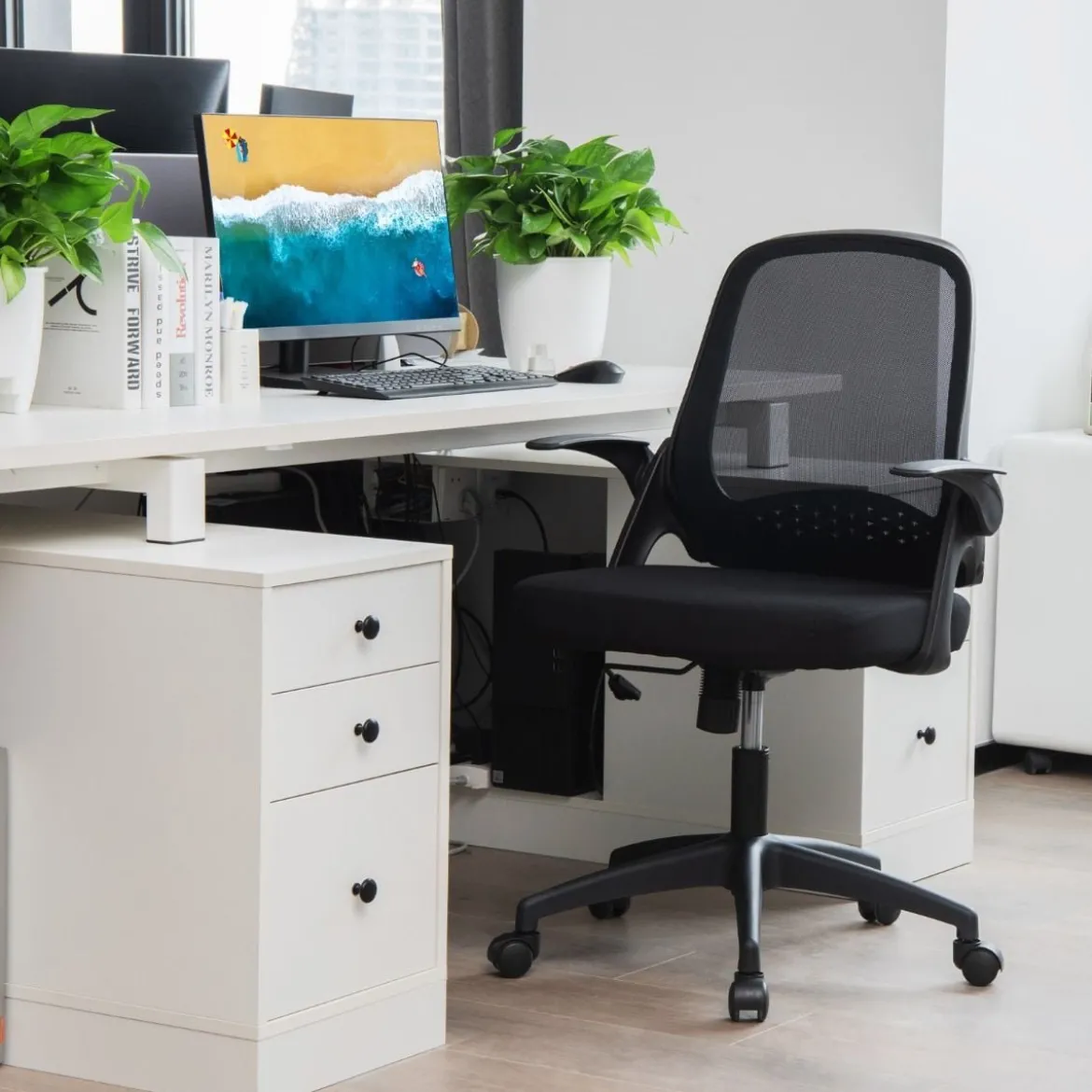 Ergonomischer Bürostuhl mit Klappbaren Armlehnen & Mittlerer Rückenlehne Schwarz