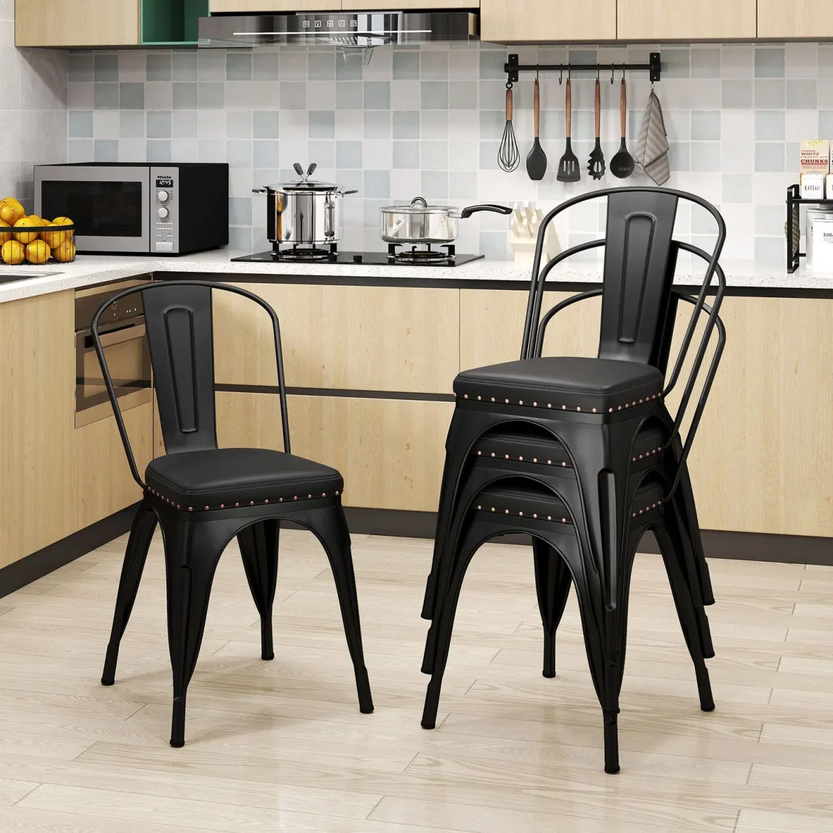 Esszimmerstühle 4er Set Bistrostuhl Metallstuhl stapelbar Küchenstühle gepolstert Gartenstühle mit Rückenlehne 44 x 53 x 84 cm Schwarz