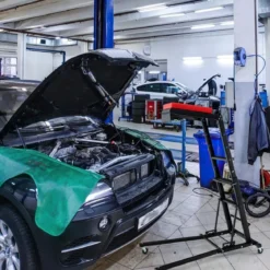 Faltbare Hebebühne mit 114,5-168 cm Einstellbarer Höhe & 3-Gang-Winkel Automobilmotor Hebebühne