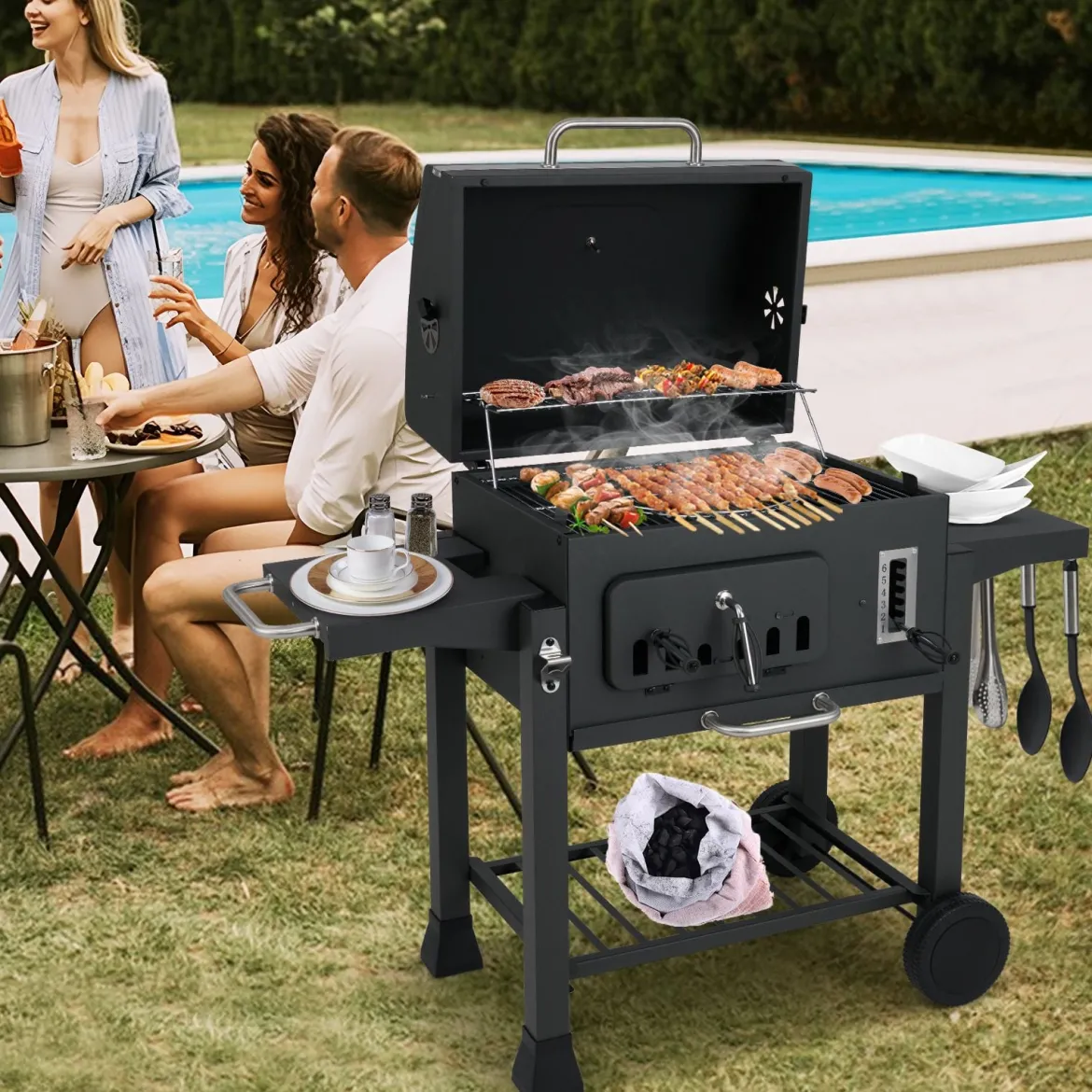 Fass-Holzkohlegrill mit 2 Klappbaren Seitentischen Outdoor-Grill mit Ablagefach & Rädern