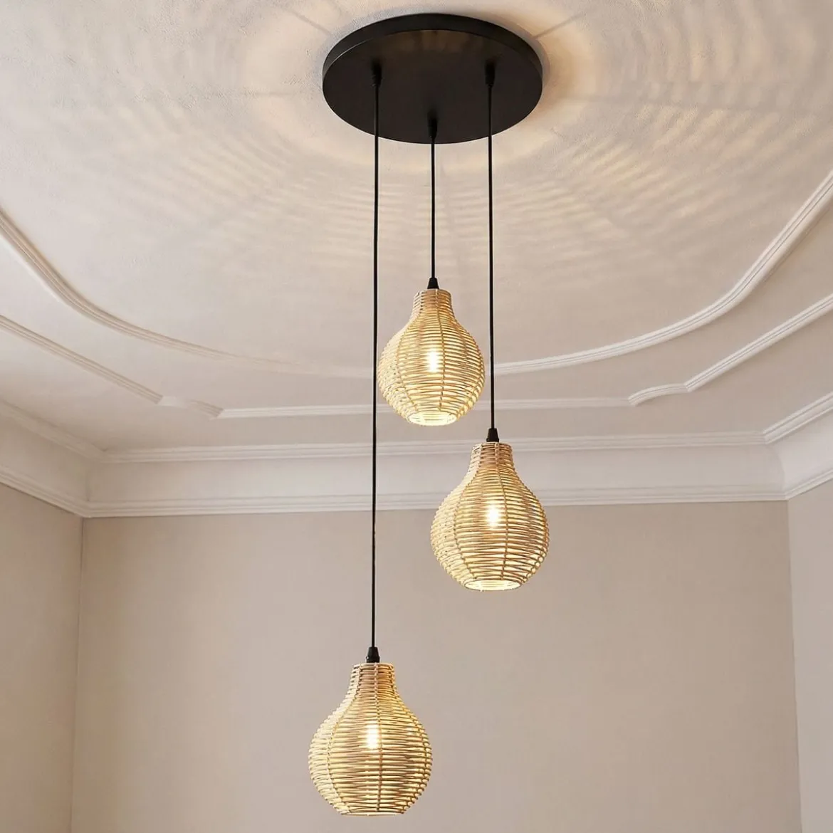 3-flammige Boho Rattan Hängeleuchte handgewebter natürlicher Korb-Kronleuchter mit verstellbarer Höhe Beige