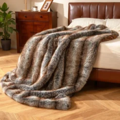 Fluffige Kunstfell-Wohndecke weicher Plüsch kuschelige Kunstmarderfell-Decke Braun-Taupe153 x 203 cm