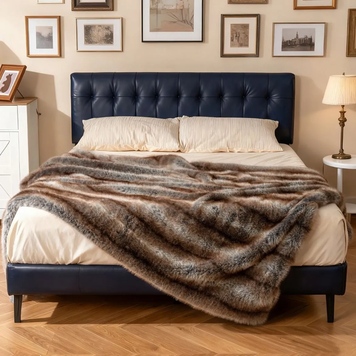 Fluffige Kunstfell-Wohndecke weicher Plüsch kuschelige Kunstmarderfell-Decke Braun-Taupe153 x 203 cm