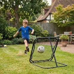 Fußball Rebounder mit 5-fach Verstellbarem Winkel & 4 Bodenankern 85 x 80 x 79 cm Schwarz