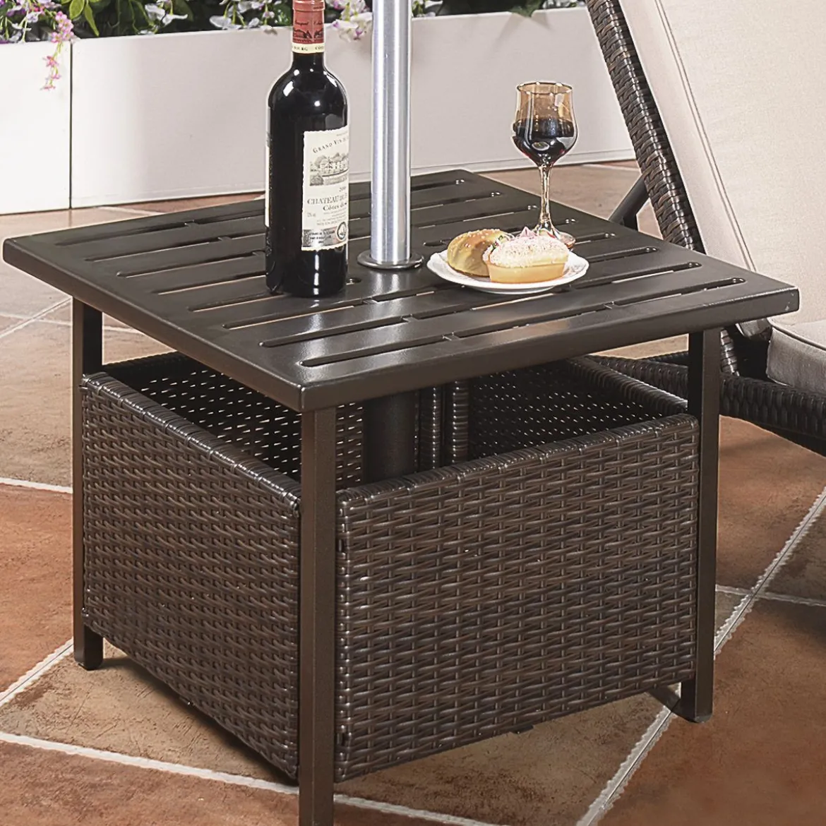 Garten Beistelltisch Rattan Gartentisch mit Schirmloch 55,5 x 55,5 x 46 cm Dunkelbraun