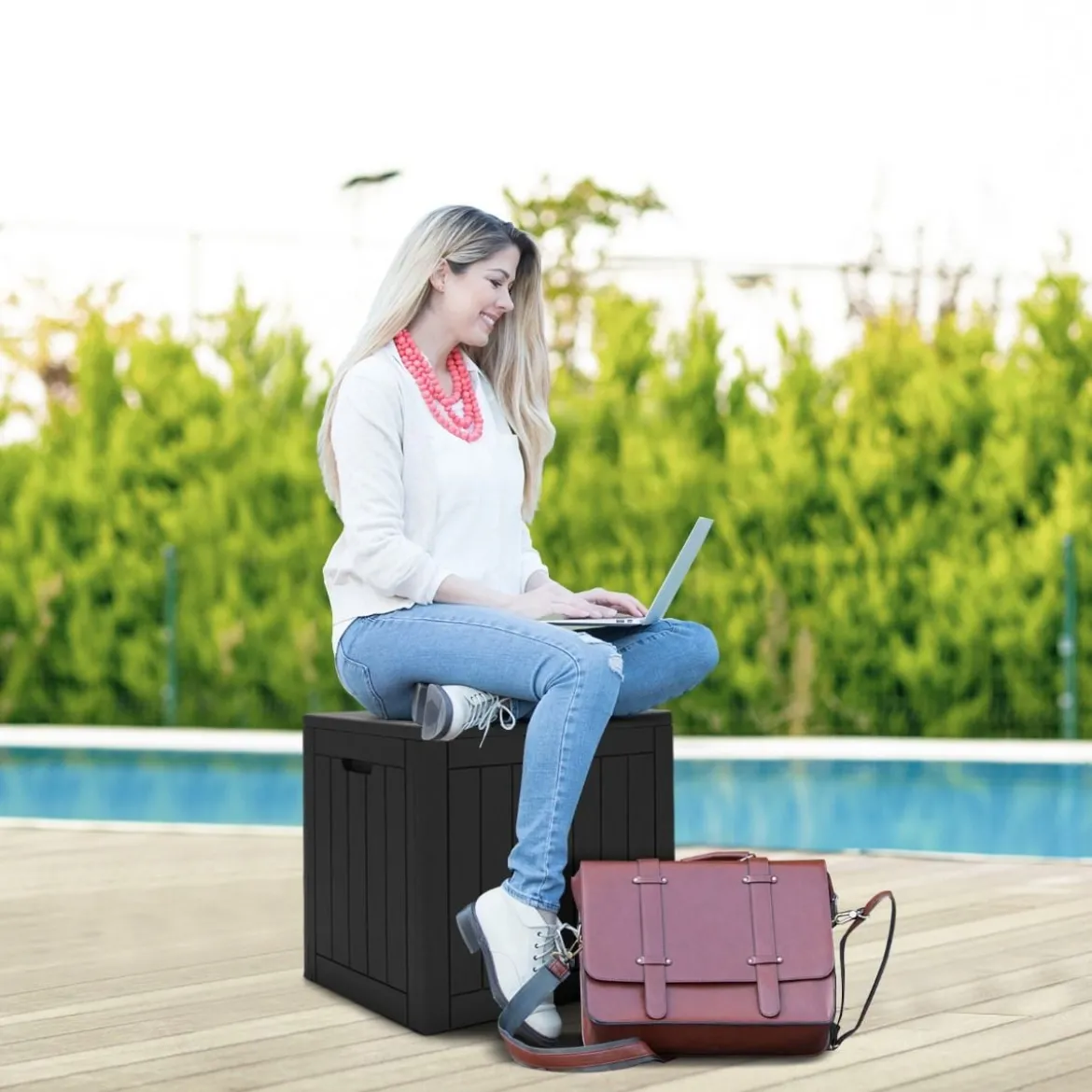 Gartenbox mit 114 L Kapazität abschließbarem Deckel & integrierten Griffen Schwarz