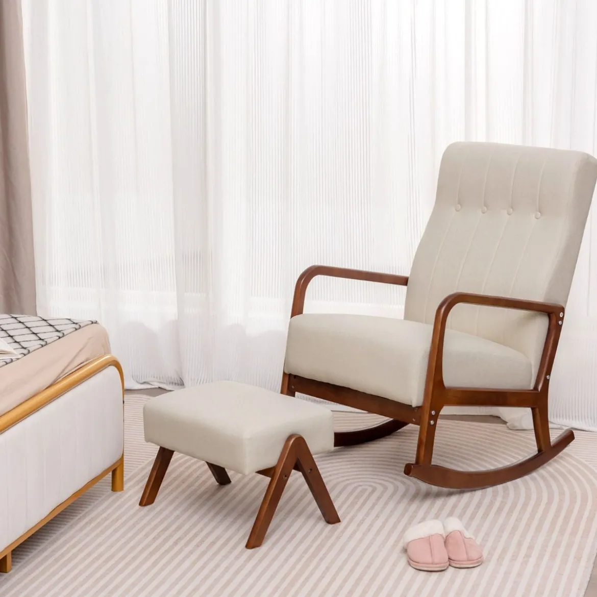 Gepolsterter Schaukelstuhl mit Hocker & Kissen Schaukelsessel mit Holzrahmen Beige
