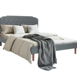 Gepolstertes Bettgestell modernes Bett mit gestepptem Kopfteil Massivholzlatten stützen die Matratzenbasis Grau