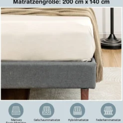 Gepolstertes Bettgestell modernes Bett mit gestepptem Kopfteil Massivholzlatten stützen die Matratzenbasis Grau