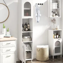 Hoher Badezimmerschrank schmaler Heimorganisator mit zwei geriffelten Glastüren freistehender schmaler Schrank Weiß