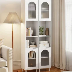 Hoher Badezimmerschrank schmaler Heimorganisator mit zwei geriffelten Glastüren freistehender schmaler Schrank Weiß