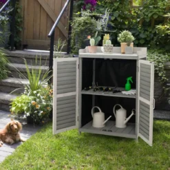 Holz Gartenschrank mit Metall-Platte & 2 Lagerregalen & aufrollbaren Türen Grau