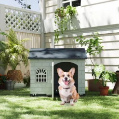 Hundehütte Kunststoff wetterfester Hundehaus mit abschließbarer Tür 3 Fenstern & Schrägdach für kleine Hunde Katzen