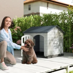 Hundehütte Kunststoff wetterfester Hundehaus mit abschließbarer Tür 3 Fenstern & Schrägdach für kleine Hunde Katzen