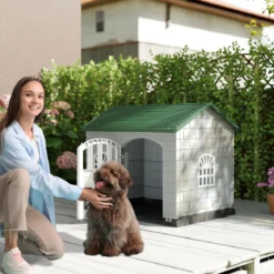Hundehütte Kunststoff wetterfester Hundehaus mit abschließbarer Tür 3 Fenstern & Schrägdach für kleine Hunde Katzen