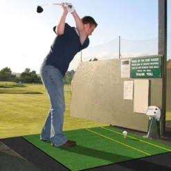 3-in-1-Abschlagmatte für Golf mit Kunstrasen 2 Golf-Tees 2 Ausrichtungsstäben & 6 vorgebohrten Abschlaglöchern 152 x 92 cm 27 mm