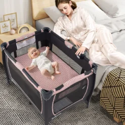5 in 1 Baby Reisebett mit Wickeltisch & Babywiege & Matratze & 2 Spielzeugen Faltbares Babybett Rosa