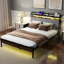 Kingsize Bettrahmen mit LED-Licht & Ladestation & Gepolstertem Kopfteil Metallgestell Bettgestell