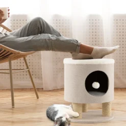 Klein Kratzbaum mit Weicher Sitzfläche & 3 Sisal-Kratzsäulen & Ball Hocker 40 x 40 x 47 cm Beige