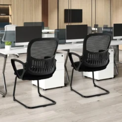 Konferenzstühle 2er Set Bürostühle mit atmungsaktivem Netzrücken Aufbewahrungskorb & integrierte Armlehnen Schwarz
