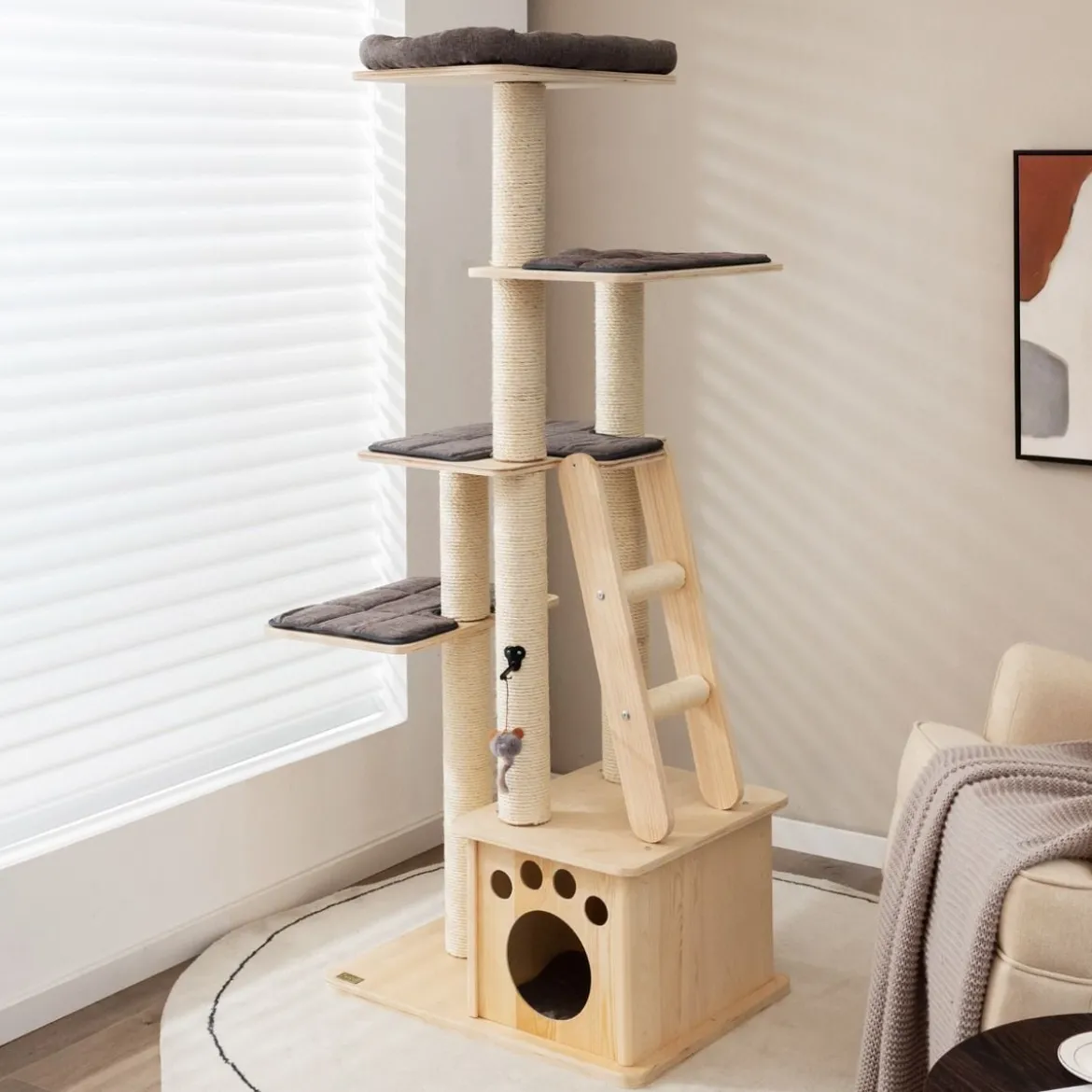 Moderner Kratzbaum aus Holz mit Katzenhaus & Spielzeugball & Rampe 70 x 50 x 169 cm Beige