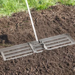 Nivellierrechen mit Ergonomischem Griff Robustes Rasenwerkzeug Levelingrake Flächenebner 106 x 25 cm