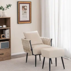 Ohrensessel mit Hocker Sessel mit weichem Kissen geflochtener Rückenlehne 58 cm Sitztiefe Weiß