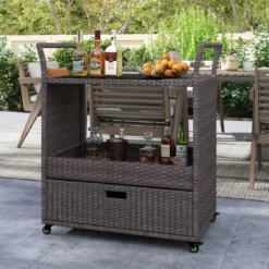 Outdoor Rattan-Barwagen rollbarer Bartresen mit gehärteter Glasplatte offenes Ablagefach Braun