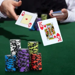 Pokerset mit 300 Laser-Chips & Spielkarten & 5 Würfeln & 3 Händler-Chips & 2 Schlüsseln Pokerkoffer