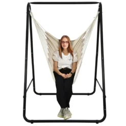 Robuster Stahl Hängeschaukel mit Ständer für drinnen und draußen 125 x 114 x 165 cm Beige
