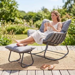 Schaukelstuhl mit Hocker Schaukelsessel mit PE-Rattan & Metallrahmen ergonomischer Relaxsessel