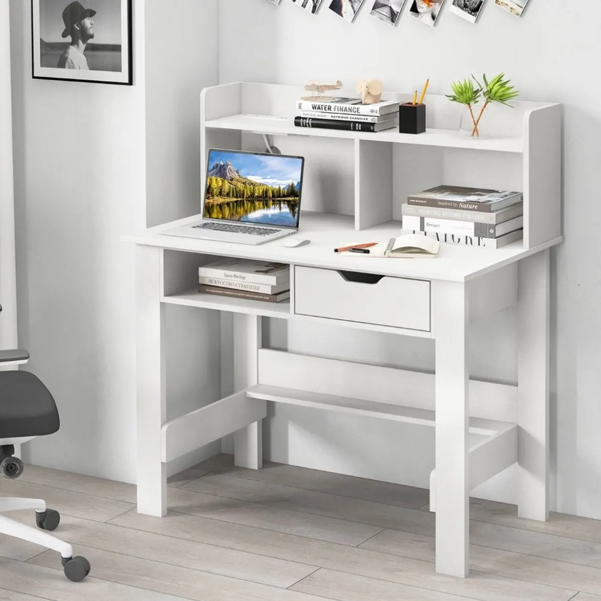 Schreibtisch mit Steckdosen Kleiner Computertisch mit Aufsatz 95 x 56 x 109,5 cm Weiß/Schwarz