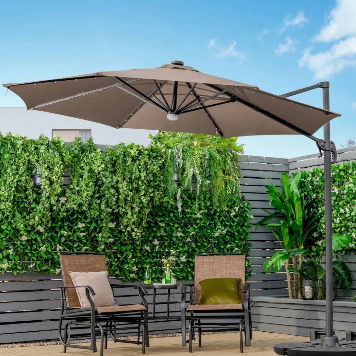 Solarbetriebener Schirm mit 28 LED-Lichtern & 3 Neigungseinstellungen Ø300 x 253 cm Braun