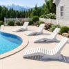 Sonnenliege aus HDPE Ergonomische Gartenliege in S Form Wetterfester Strandliege mit Rollen Weiß