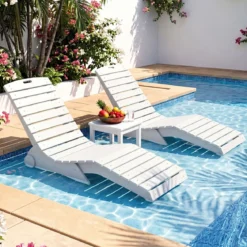 Sonnenliege aus HDPE Ergonomische Gartenliege in S Form Wetterfester Strandliege mit Rollen Weiß