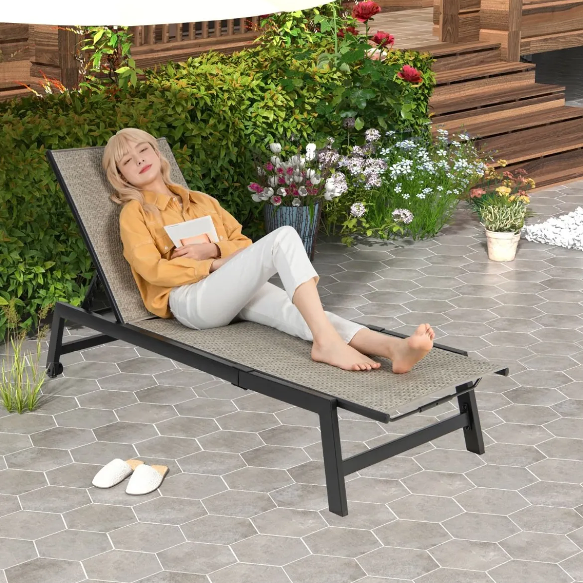Sonnenliege aus Verzinktem Metall & PE-Rattan mit Rollen & 5-fach verstellbarer Rückenlehne