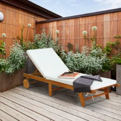 Sonnenliege Holz Gartenliege mit verstellbarer Rückenlehne mit Rollen und Kissen Strandliege für den Garten